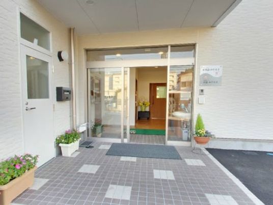 入り口の開放的な施設