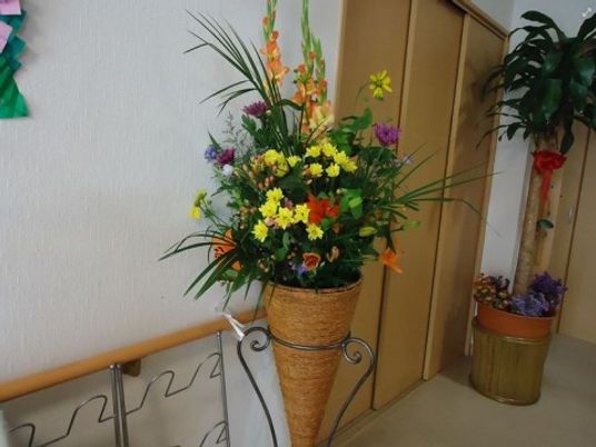 華やかな花のディスプレイ廊下