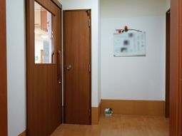 清潔な廊下と木製のドア