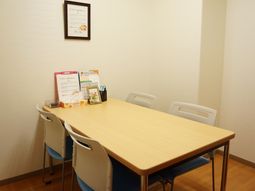 シンプルな会議室