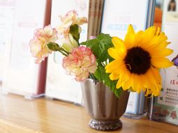 明るい花と掲示物