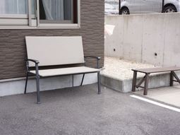 ベンチが置かれた休憩所