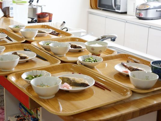 配膳準備された食堂