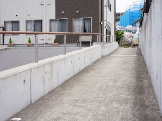 清潔な施設の外通路