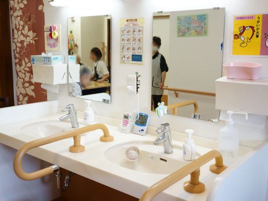 洗面台と手すり付き鏡