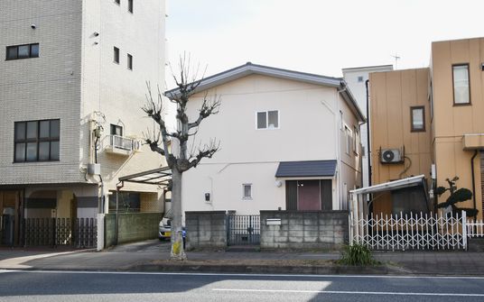 白い建物の外観