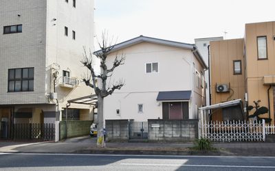 白い建物の外観