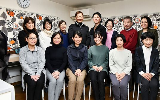 笑顔のスタッフたちの様子