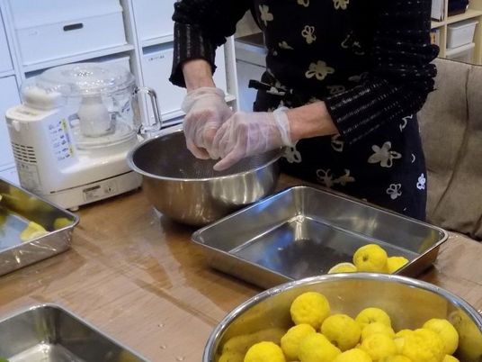 料理の準備をする場面