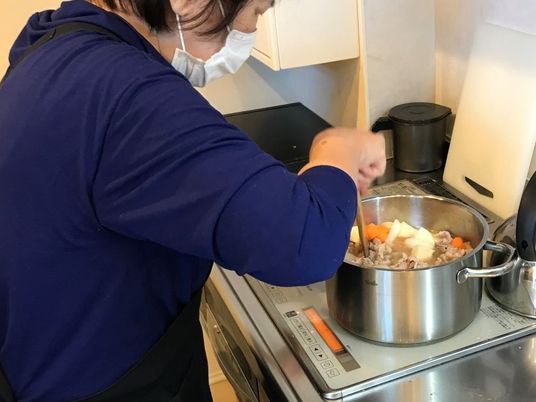 料理中のキッチン