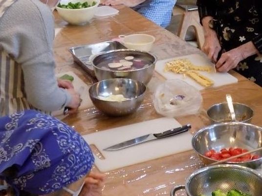料理を楽しむ場面