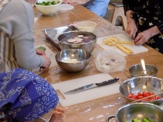 料理を楽しむ場面