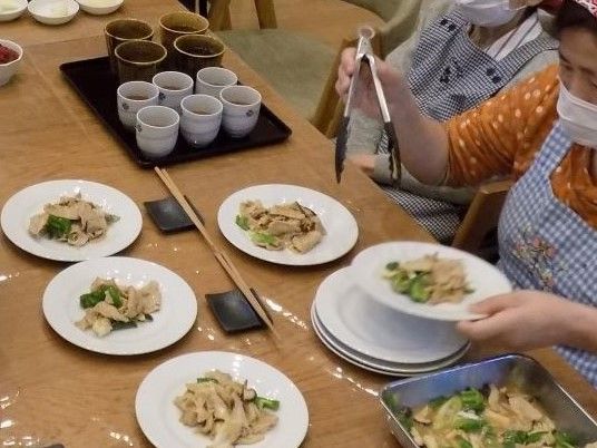 食事準備中の調理場