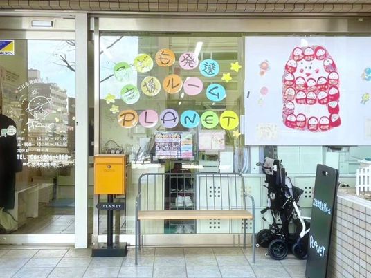 明るい入口のロビー  