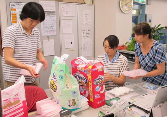 スタッフが働く様子の室内