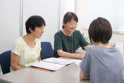 相談中のスタッフイメージ