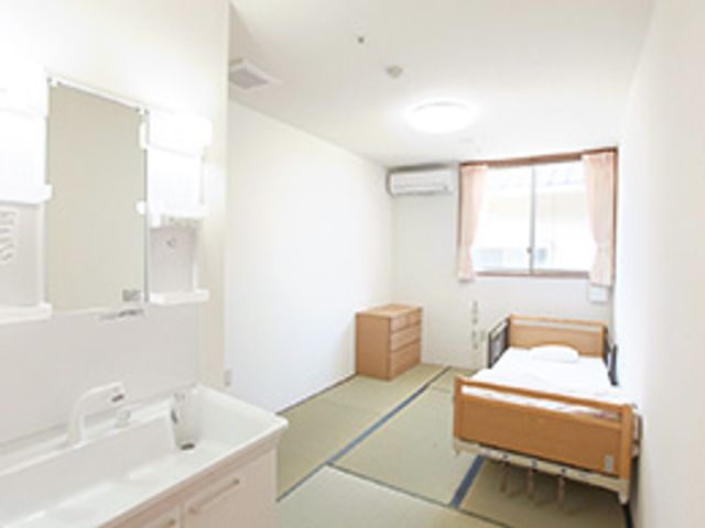 和室の居室 居室 明るい光が差し込む和室の居室です。収納と設備が整っており、快適に過ごせます。