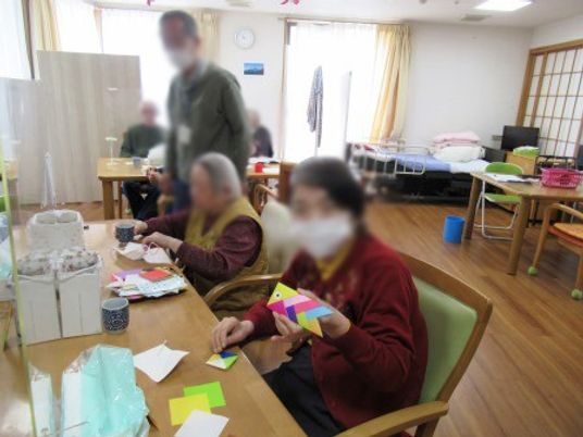 折り紙を楽しむ居室