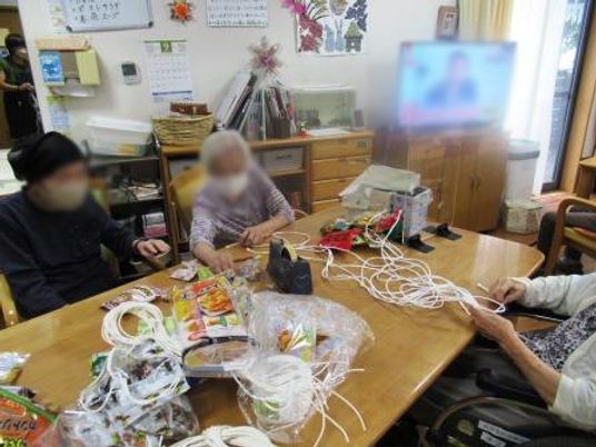 制作活動を楽しむ様子