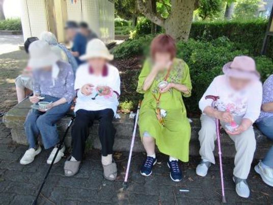 木陰でくつろぐ人々