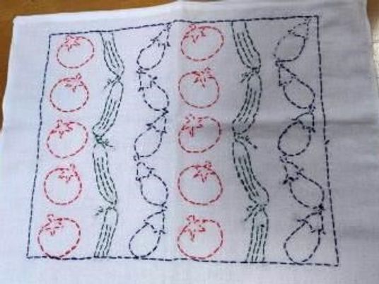 トマト柄の刺し子が施された作品