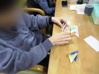 折り紙を楽しむ場面