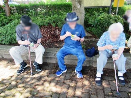 屋外で休む人々