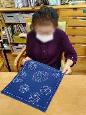 刺繍を楽しむ人々を描写する活動スペース