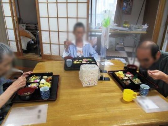 和やかな食事風景