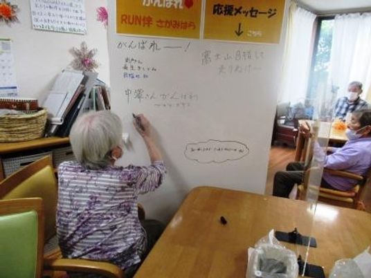 壁に書き込みする様子