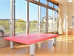 日差しが差し込む機能訓練室