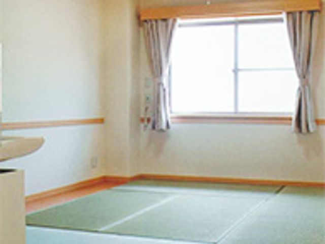 広々とした畳の居室 居室 畳が敷かれた落ち着く空間。自然光が入るため、明るく快適に過ごせます。