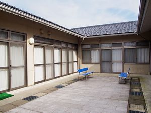 ベンチのある中庭