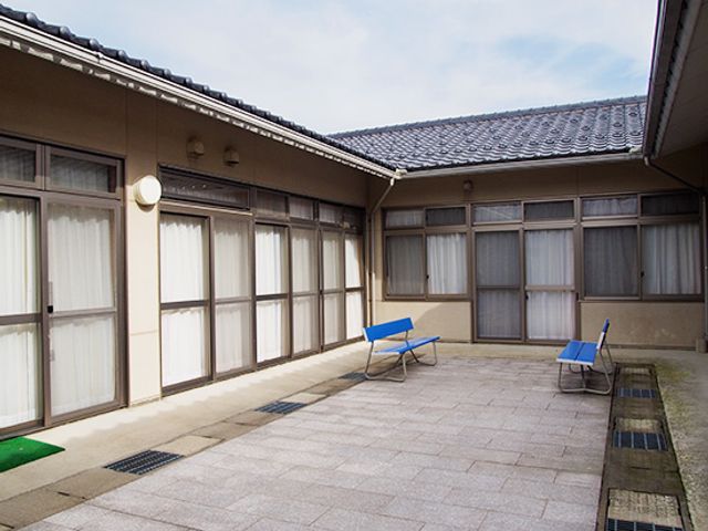 ベンチのある中庭 中庭 開放感のある中庭では、スタッフと利用者がリラックスできる空間となっています。