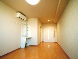 明るく清潔な居室風景