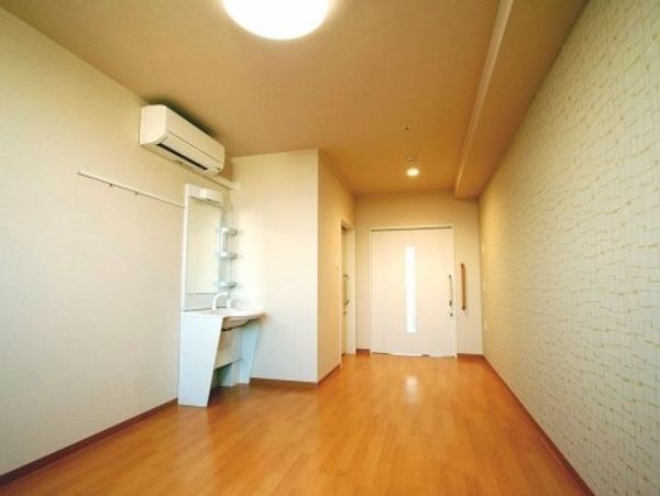 明るく清潔な居室風景