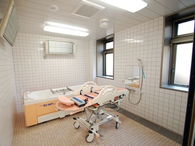 清潔な浴室設備 機械浴槽 ゆとりある空間の清潔な浴室は、安全かつ快適な入浴を支えます。最新の設備が整ったこの場所で、利用者の方に安心をお届けしています。