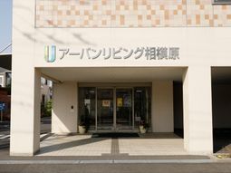 エントランスの明るい建物