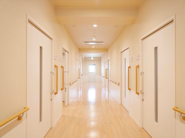 廊下の手すり付き通路 通路 手すりが整備された明るい通路を有する環境です。スタッフと利用者の円滑な動線が保たれています。