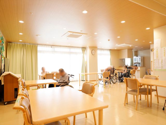 ゆったりとした明るい食堂 リビング 広々としたダイニングスペースです。入居者様が食事や憩いの時間を過ごされています。