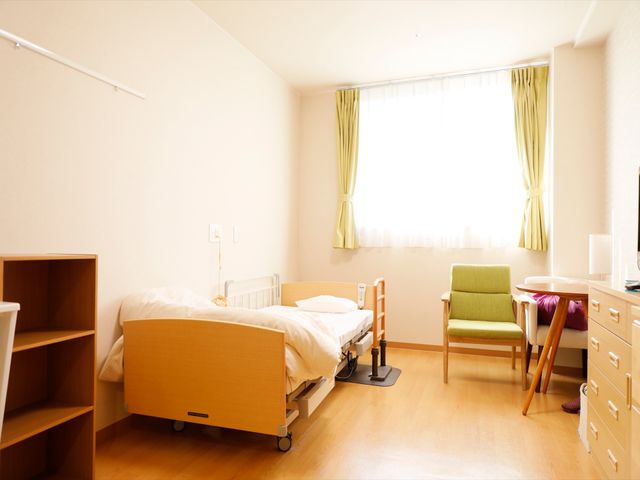 快適な居室 居室 日差しが心地よい居室です。個人の好みに合わせた家具で、快適な生活空間をお作りいただけます。