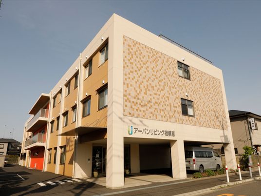 モダンな建物のエントランス