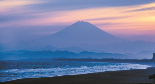 海辺の風景と富士山