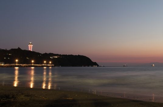 海辺の灯台と夜の風景