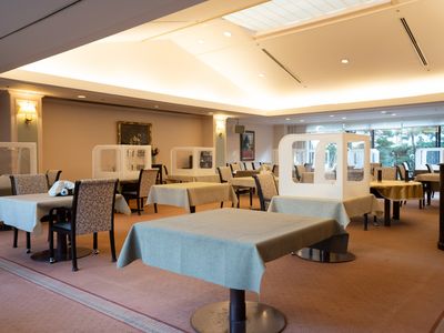 明るいダイニングでの仕事