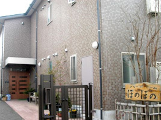 落ち着いた建物のエントランス
