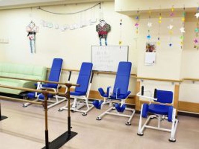 機能訓練の設備 機能訓練室 明るい室内で使いやすい機能訓練スペースです。快適に身体を動かせる工夫がされています。