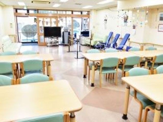 明るい食堂 食堂 大きな窓から光が入る、開放感のある食堂です。ゆったりした配置で、くつろぎながら過ごしやすそうです。