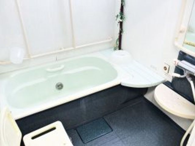 安心の浴槽がある浴室 浴室 安全なバスタイムをサポートする浴室です。手すり付きで、使いやすい設計が施されています。