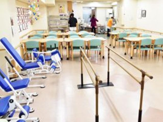 広々とした機能訓練室 機能訓練室 明るい機能訓練室では、器具を使ったトレーニングができます。広々としたスペースで動きやすく設計されています。